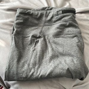 Crop leggings with the zipper on the back